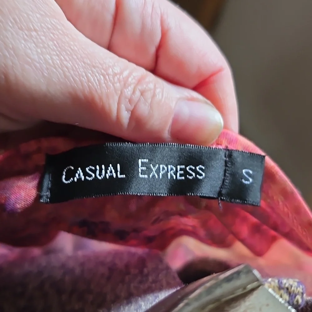 Casual Express top - Picture 2 of 2